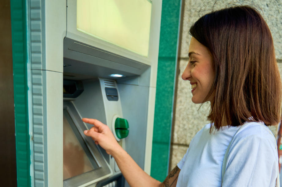 Realiza retiros de efectivo en cualquiera de nuestros más de 2.650 cajeros automáticos Servibanca en todo el país. La red de cajeros con mayor cobertura del país.