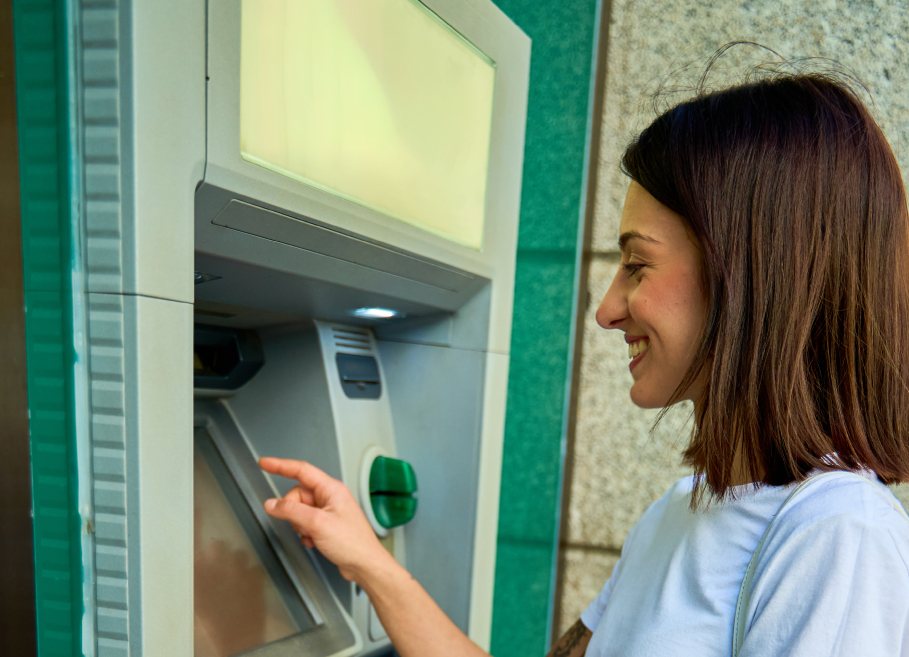 Realiza retiros de efectivo en cualquiera de nuestros más de 2.650 cajeros automáticos Servibanca en todo el país. La red de cajeros con mayor cobertura del país.